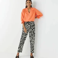Blouse unie col tunisien, manches coudes smockées