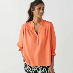 Blouse unie col tunisien, manches coudes smockées