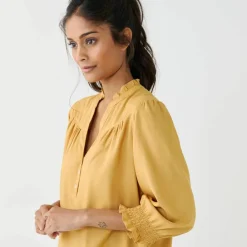 Blouse unie col tunisien, manches coudes smockées