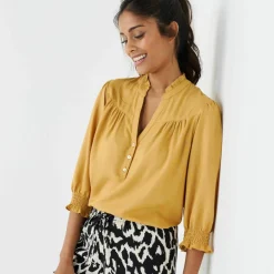 Blouse unie col tunisien, manches coudes smockées