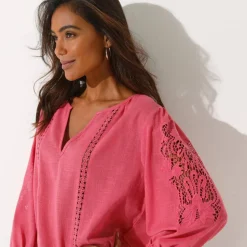 Blouse unie macramé, manches brodées