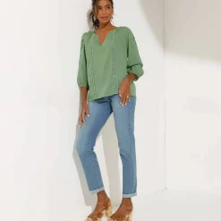 Blouse unie macramé, manches brodées
