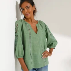 Blouse unie macramé, manches brodées