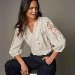 Blouse unie macramé, manches brodées