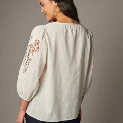 Blouse unie macramé, manches brodées