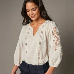 Blouse unie macramé, manches brodées