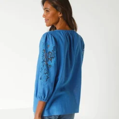 Blouse unie macramé, manches brodées
