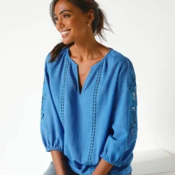 Blouse unie macramé, manches brodées
