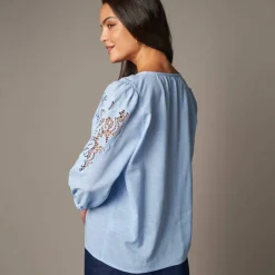 Blouse unie macramé, manches brodées