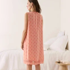 Chemise de nuit pompons.