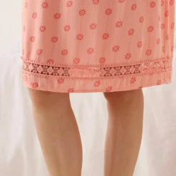 Chemise de nuit pompons.