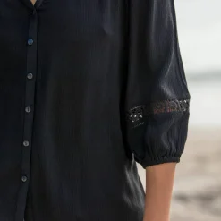 Chemisier col V boutonné, crépon fluide macramé