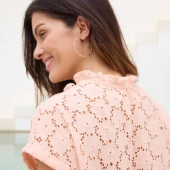 Chemisier manches courtes col volanté, broderie anglaise