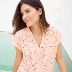 Chemisier manches courtes col volanté, broderie anglaise