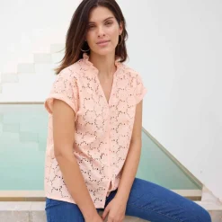 Chemisier manches courtes col volanté, broderie anglaise