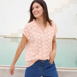 Chemisier manches courtes col volanté, broderie anglaise