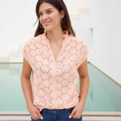 Chemisier manches courtes col volanté, broderie anglaise