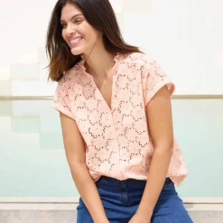 Chemisier manches courtes col volanté, broderie anglaise