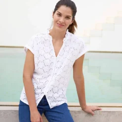 Chemisier manches courtes col volanté, broderie anglaise