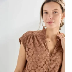 Chemisier manches courtes col volanté, broderie anglaise