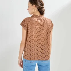 Chemisier manches courtes col volanté, broderie anglaise