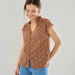 Chemisier manches courtes col volanté, broderie anglaise