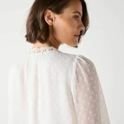 Chemisier voile plumetis, détails macramé