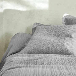 Couvre-lit matelassé microfibre motif géométrique