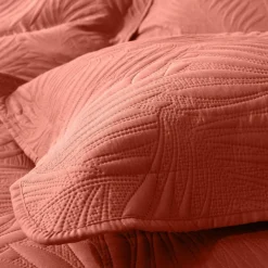 Couvre-lit uni matelassé reliéfé "feuillage"