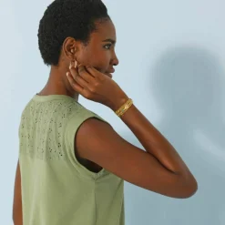 Débardeur col V, détail dos broderie anglaise