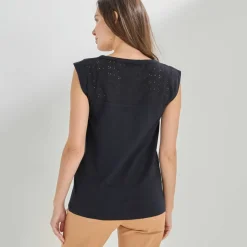 Débardeur col V, détail dos broderie anglaise