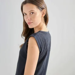 Débardeur col V, détail dos broderie anglaise