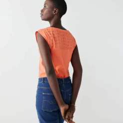 Débardeur col V, détail dos broderie anglaise