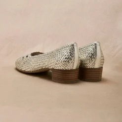 Escarpins à petit talon en cuir tressé doré