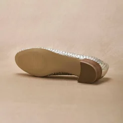 Escarpins à petit talon en cuir tressé doré
