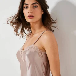 Fond de robe en satin antistatique
