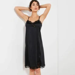 Fond de robe en satin antistatique