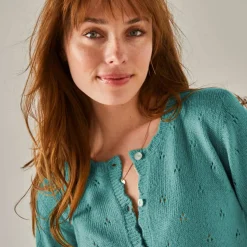 Gilet boutonné finition écailles, maille pointelle toucher doux