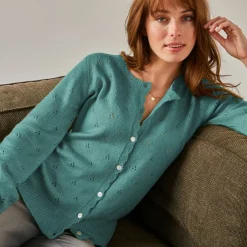 Gilet boutonné finition écailles, maille pointelle toucher doux