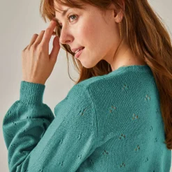 Gilet boutonné finition écailles, maille pointelle toucher doux