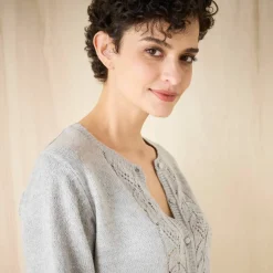 Gilet boutonné, maille ajourée