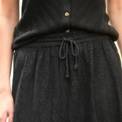 Jupe mi-longue, dentelle et macramé