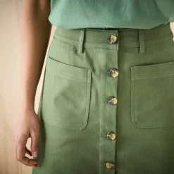 Jupe évasée courte boutonnée