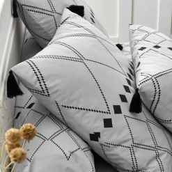 Linge de lit Massaï coton à motifs graphiques et finitions pompons