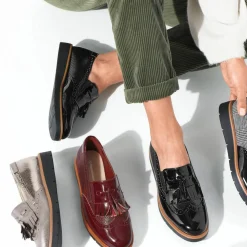 Mocassins compensés à franges et pompons