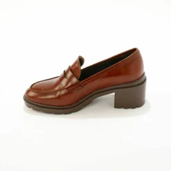 Mocassins à talon en cuir, semelle crantée.