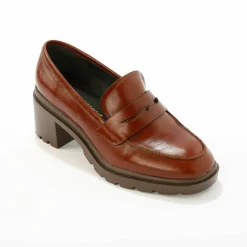 Mocassins à talon en cuir, semelle crantée.