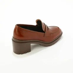 Mocassins à talon en cuir, semelle crantée.