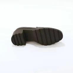 Mocassins à talon en cuir, semelle crantée.