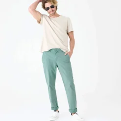 Pantalon chino ceinture arrondie sous le ventre